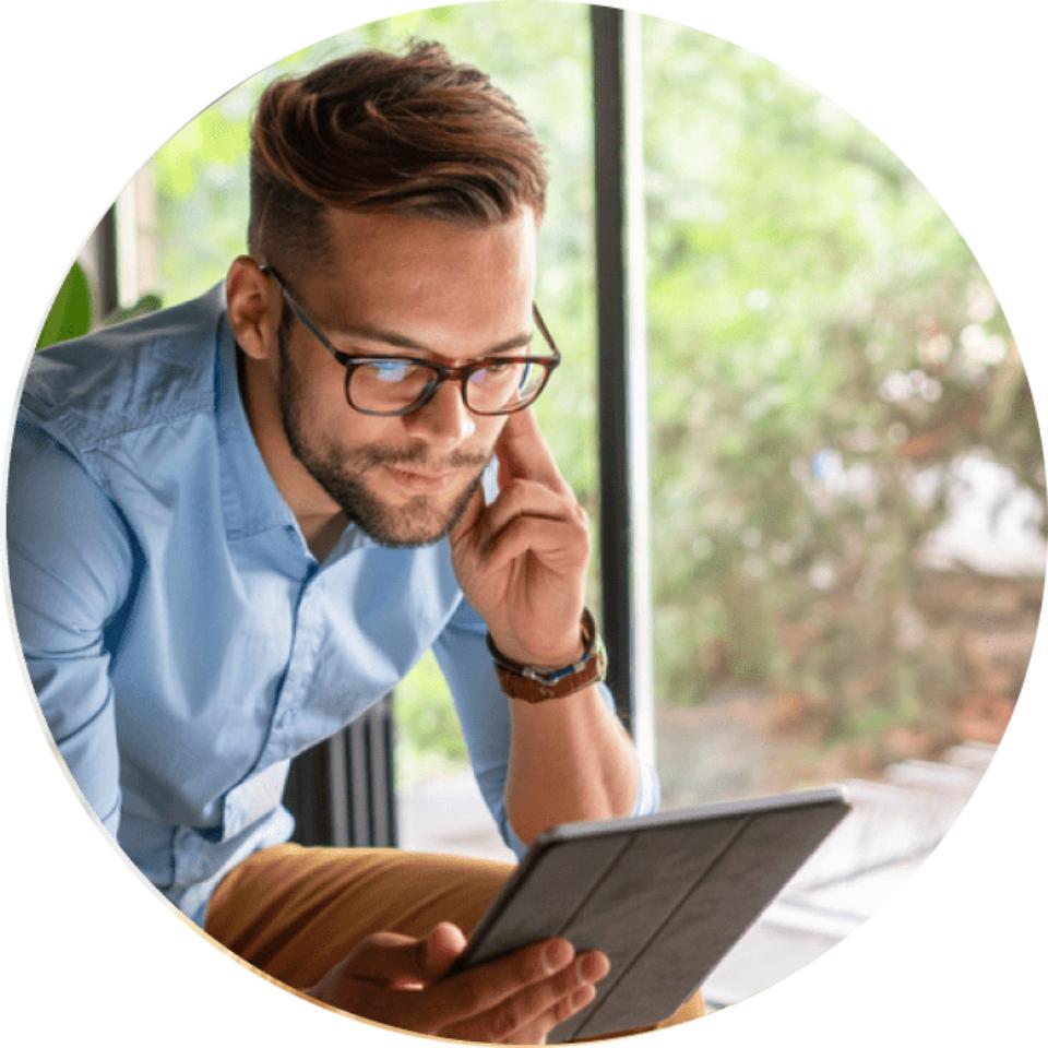 Man scrolling through his tablet image